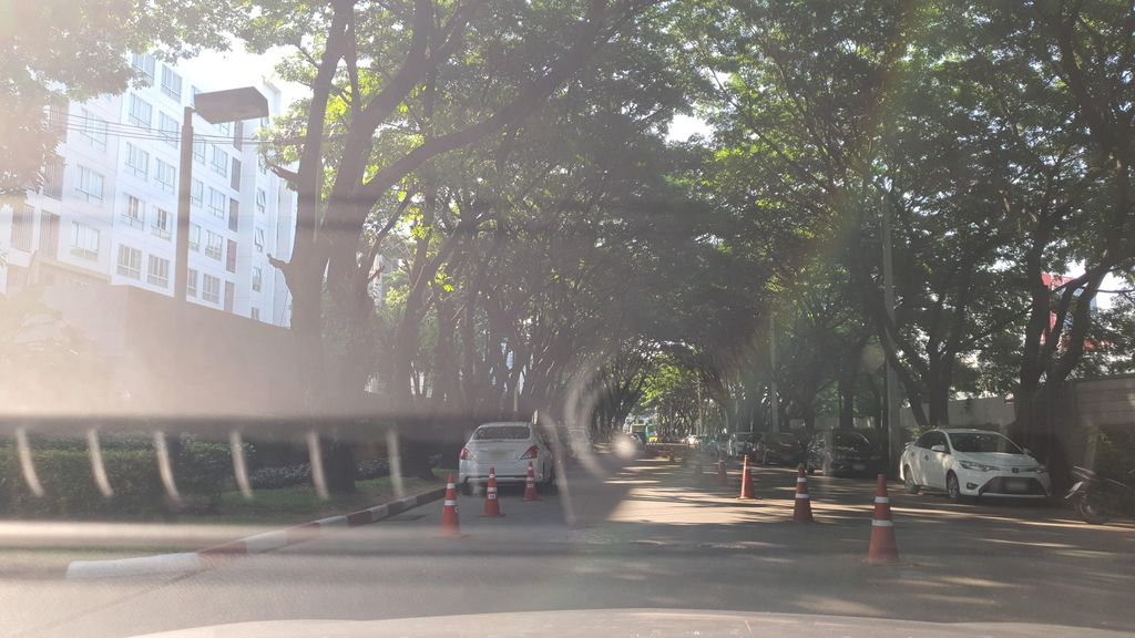 ภาพถนนตรงที่ DCondo Nim ตั้งอยู่ ถ่ายโดย jrcarlsen พ.ศ. 2565 (2022) · A street-level view of where DCondo Nim stands, by jrcarlsen in 2565 (2022)