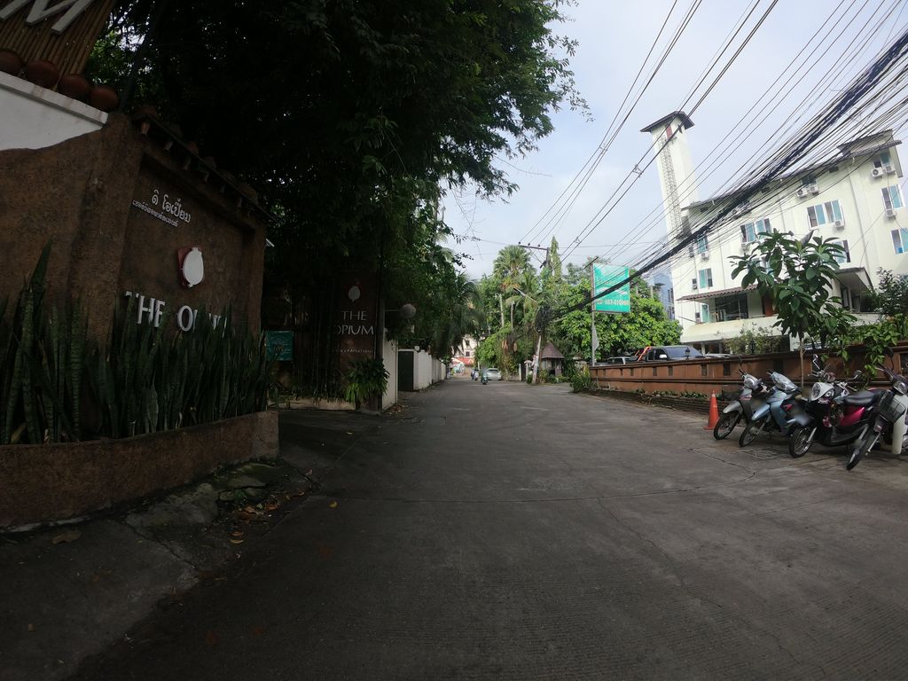 ภาพถนนตรงที่ A-Care Drug Store ตั้งอยู่ ถ่ายโดย chanuwath_grab พ.ศ. 2562 (2019) · A street-level view of where A-Care Drug Store stands, by chanuwath_grab in 2562 (2019)