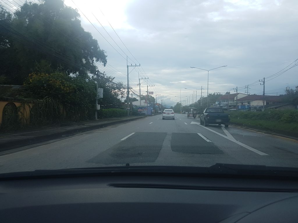 ภาพถนนตรงที่ แดนข้าวมันไก่ บาย ต้น ตั้งอยู่ ถ่ายโดย ekkarin พ.ศ. 2561 (2018) · A street-level view of where แดนข้าวมันไก่ บาย ต้น · Daen Khao Man Kai Bai Ton stands, by ekkarin in 2561 (2018)