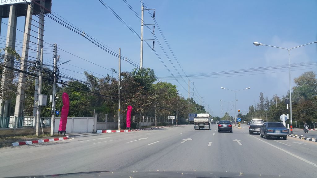ภาพถนนตรงที่ สำนักงานเกษตรอำเภอสันทราย ตั้งอยู่ ถ่ายโดย jrcarlsen พ.ศ. 2562 (2019) · A street-level view of where สำนักงานเกษตรอำเภอสันทราย · Samnakngan Kaset Amphoe San Sai stands, by jrcarlsen in 2562 (2019)