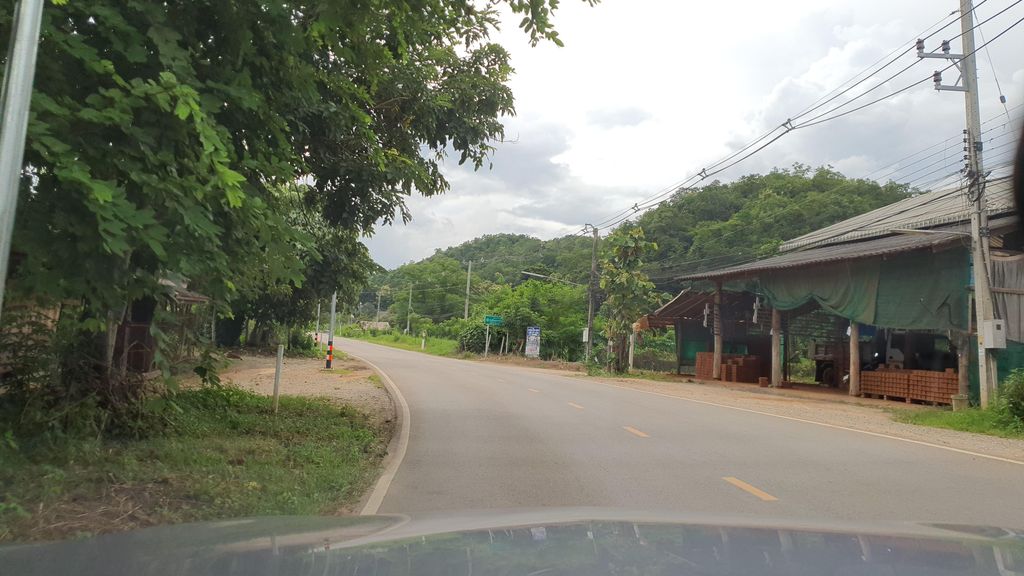 ภาพถนนตรงที่ นมนายส์ ตั้งอยู่ ถ่ายโดย jrcarlsen พ.ศ. 2564 (2021) · A street-level view of where นมนายส์ · Nomnai stands, by jrcarlsen in 2564 (2021)