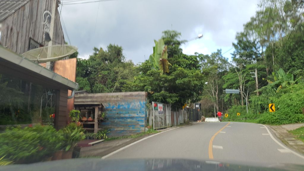 ภาพถนนตรงที่ Shade Grow Coffee ตั้งอยู่ ถ่ายโดย jrcarlsen พ.ศ. 2564 (2021) · A street-level view of where Shade Grow Coffee stands, by jrcarlsen in 2564 (2021)
