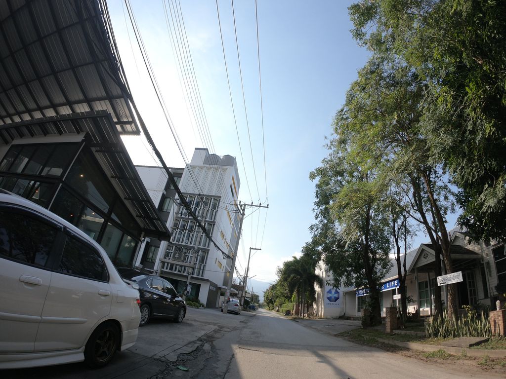 ภาพถนนตรงที่ เรียนทำผม ทำเล็บ แต่งหน้า เชียงใหม่ โรงเรียนออกแบบผมอินเทรนด์ ตั้งอยู่ ถ่ายโดย chanuwath_grab พ.ศ. 2562 (2019) · A street-level view of where เรียนทำผม ทำเล็บ แต่งหน้า เชียงใหม่ โรงเรียนออกแบบผมอินเทรนด์ · Rianthamphom Thamlep Taengna Chiang Mai Rongrian Okbaep Phom In Trend stands, by chanuwath_grab in 2562 (2019)
