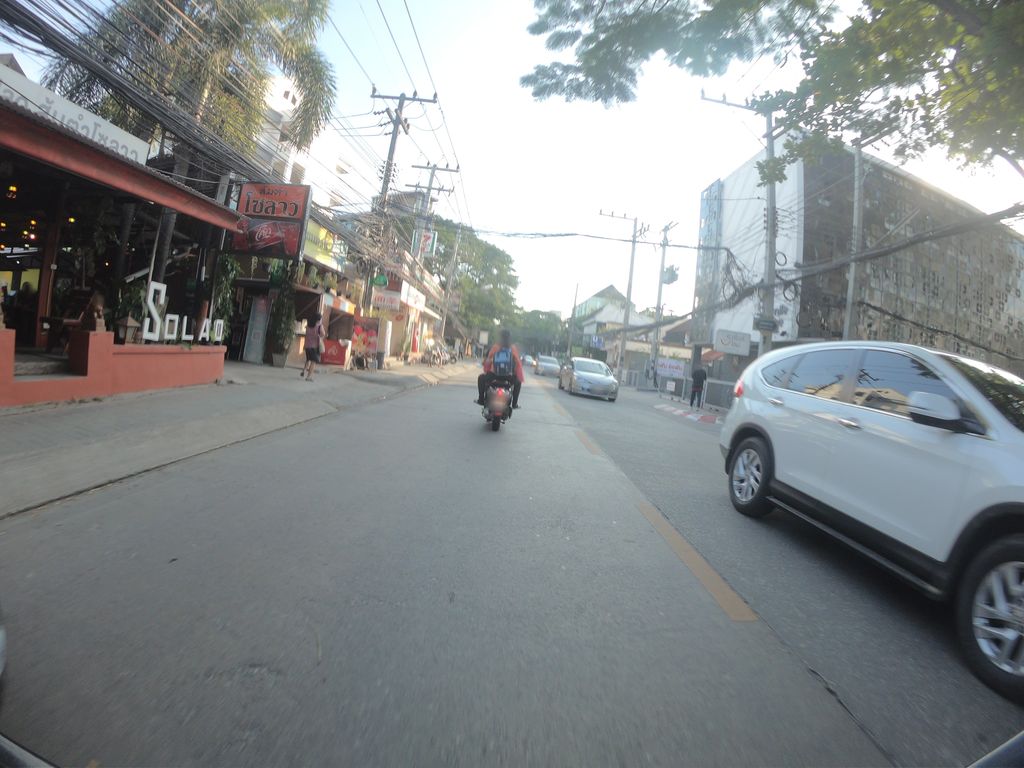 ภาพถนนตรงที่ ตรายางด่วนเชียงใหม่ ตั้งอยู่ ถ่ายโดย chanuwath_grab พ.ศ. 2562 (2019) · A street-level view of where ตรายางด่วนเชียงใหม่ · Trainga Duan Chiang Mai stands, by chanuwath_grab in 2562 (2019)
