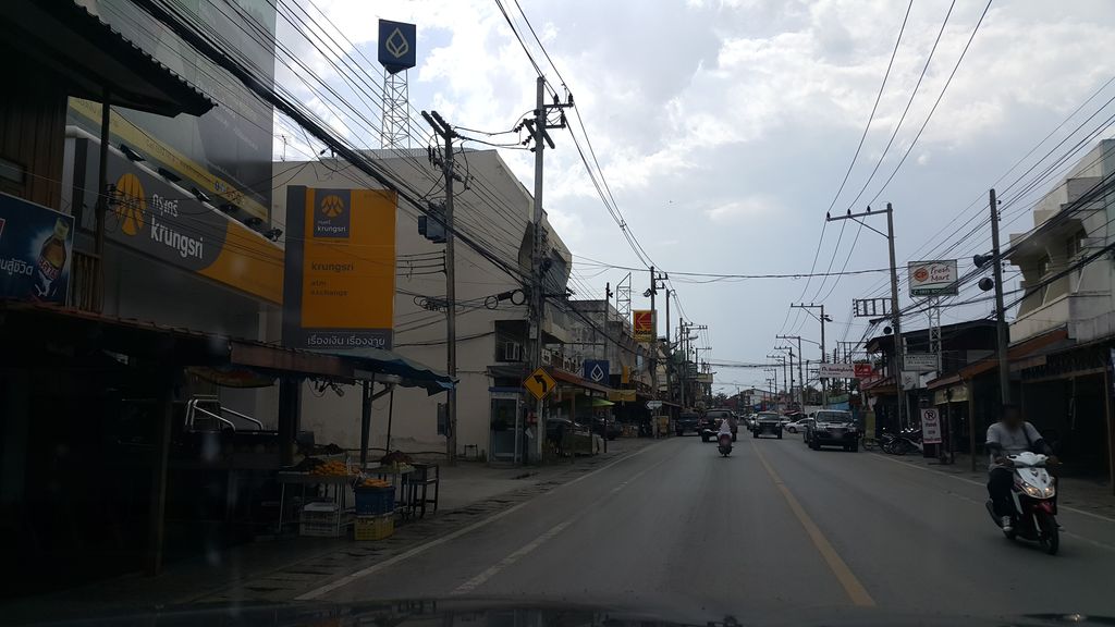 ภาพถนนตรงที่ ถนนคนเดินสันกำแพง ตั้งอยู่ ถ่ายโดย jrcarlsen พ.ศ. 2559 (2016) · A street-level view of where ถนนคนเดินสันกำแพง · Thanon Khondoen San Kamphaeng stands, by jrcarlsen in 2559 (2016)