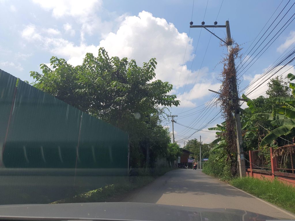 ภาพถนนตรงที่ วันเวฬา คาเฟ่ ตั้งอยู่ ถ่ายโดย jrcarlsen พ.ศ. 2566 (2023) · A street-level view of where วันเวฬา คาเฟ่ · Wanwela Café stands, by jrcarlsen in 2566 (2023)