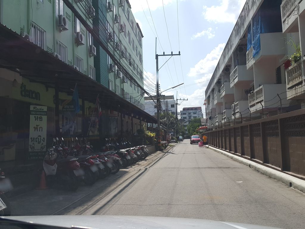 ภาพถนนตรงที่ ราชา อพาร์ทเม้นท์ เชียงใหม่ ตั้งอยู่ ถ่ายโดย jrcarlsen พ.ศ. 2558 (2015) · A street-level view of where ราชา อพาร์ทเม้นท์ เชียงใหม่ · Racha Apartment Chiang Mai stands, by jrcarlsen in 2558 (2015)