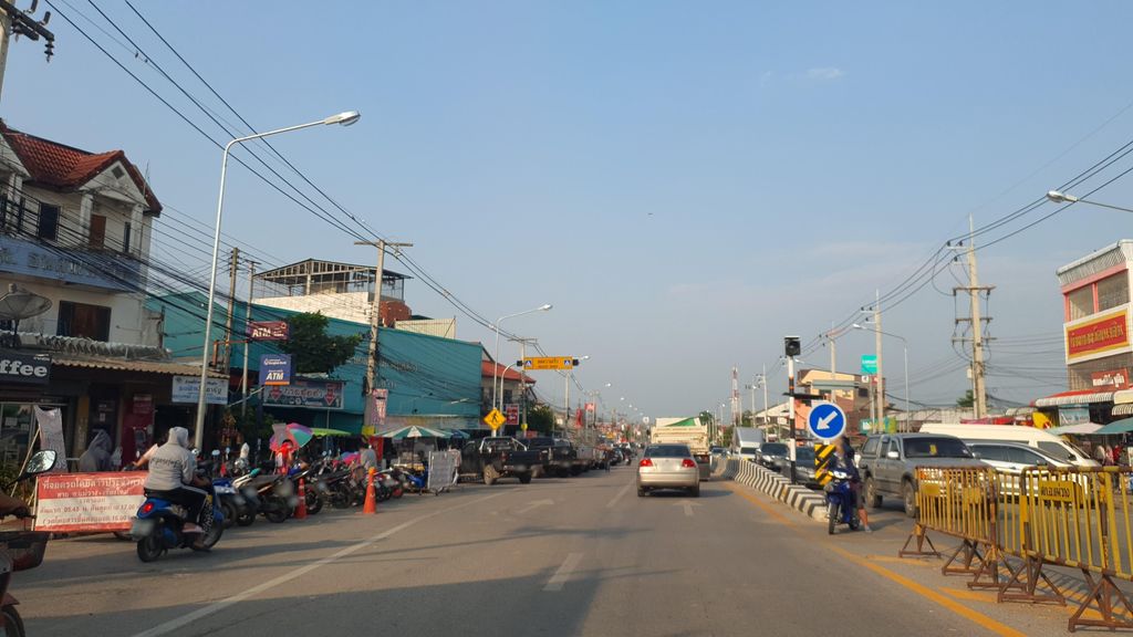 ภาพถนนตรงที่ MILK TEA & Coffee ตั้งอยู่ ถ่ายโดย jrcarlsen พ.ศ. 2565 (2022) · A street-level view of where MILK TEA & Coffee stands, by jrcarlsen in 2565 (2022)