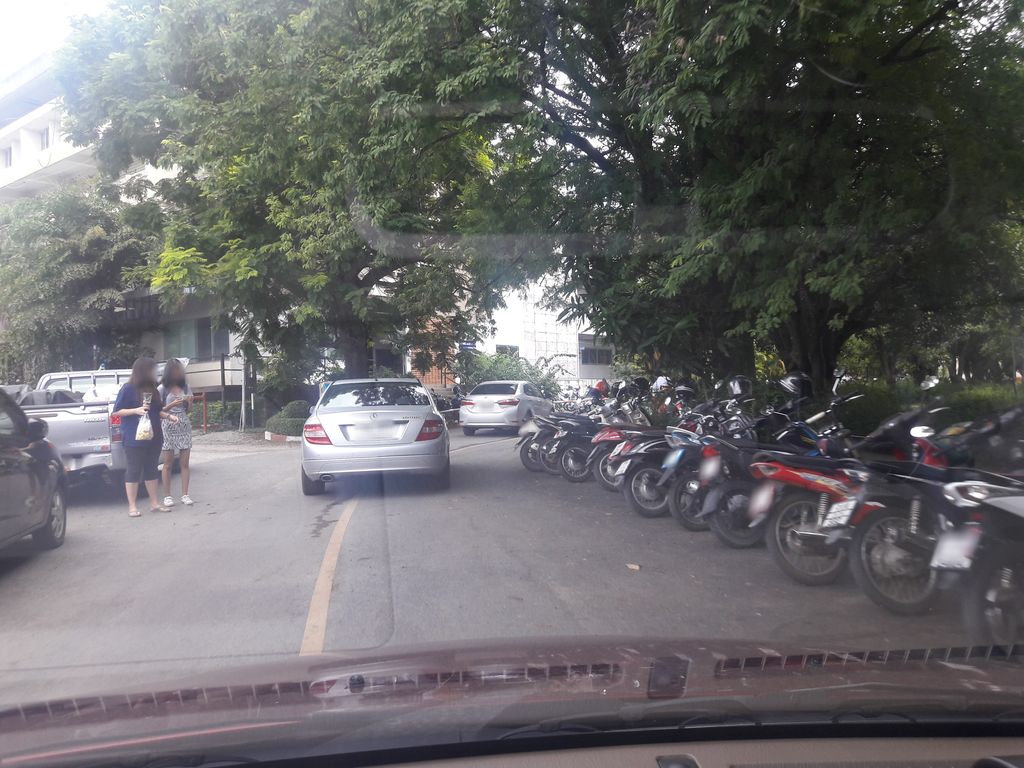 ภาพถนนตรงที่ ศูนย์บริการนักศึกษา ตั้งอยู่ ถ่ายโดย ratchaphat พ.ศ. 2561 (2018) · A street-level view of where ศูนย์บริการนักศึกษา · Brikan Naksueksa Centre stands, by ratchaphat in 2561 (2018)