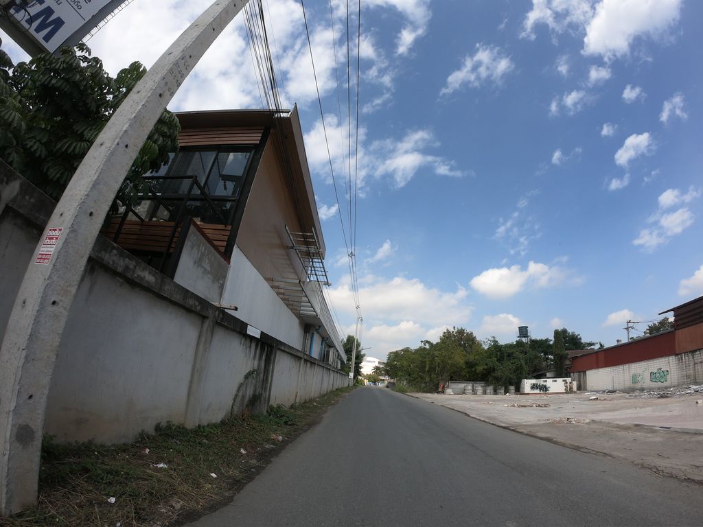ภาพถนนตรงที่ ก๋วยเตี๋ยวเป็ด ตั้งอยู่ ถ่ายโดย chanuwath_grab พ.ศ. 2562 (2019) · A street-level view of where ก๋วยเตี๋ยวเป็ด · Kuaitiao Pet stands, by chanuwath_grab in 2562 (2019)
