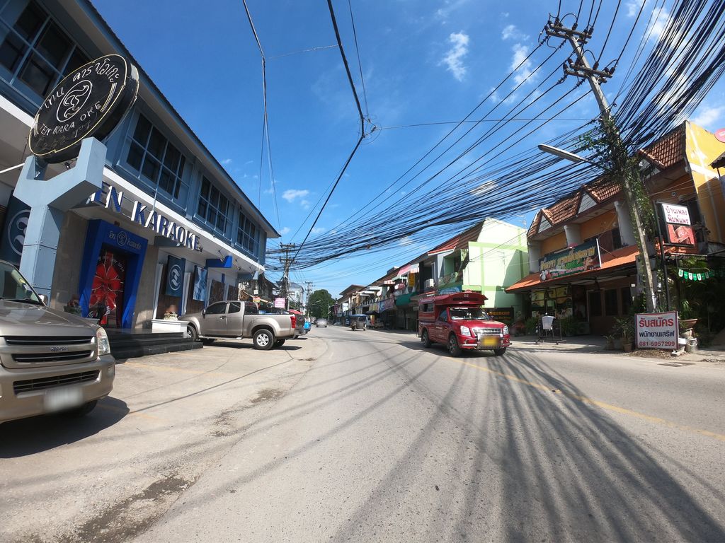 ภาพถนนตรงที่ Ten-Karaoke ตั้งอยู่ ถ่ายโดย chanuwath_grab พ.ศ. 2562 (2019) · A street-level view of where Ten-Karaoke stands, by chanuwath_grab in 2562 (2019)