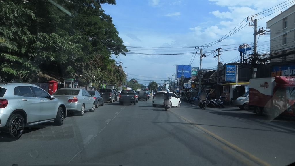 ภาพถนนตรงที่ Daisy Garden ตั้งอยู่ ถ่ายโดย charlesano พ.ศ. 2561 (2018) · A street-level view of where Daisy Garden stands, by charlesano in 2561 (2018)