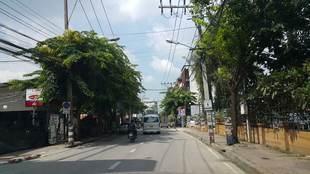 ภาพถนนตรงที่ บ้านโบราณเชียงใหม่ Ancient House Chiangmai ตั้งอยู่ ถ่ายโดย jrcarlsen พ.ศ. 2559 (2016) · A street-level view of where บ้านโบราณเชียงใหม่ Ancient House Chiangmai stands, by jrcarlsen in 2559 (2016)
