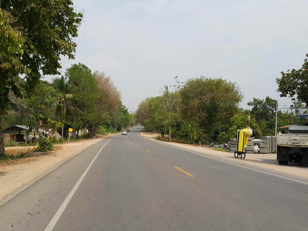 ภาพถนนตรงที่ วัดบ้านผึ้ง ตั้งอยู่ ถ่ายโดย jrcarlsen พ.ศ. 2558 (2015) · A street-level view of where วัดบ้านผึ้ง · Wat Ban Phueng stands, by jrcarlsen in 2558 (2015)