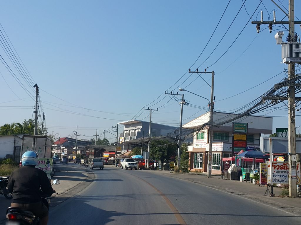 ภาพถนนตรงที่ ร้านลลิณผ้าม่าน ตั้งอยู่ ถ่ายโดย jrcarlsen พ.ศ. 2559 (2016) · A street-level view of where ร้านลลิณผ้าม่าน · Ran Lalin Phaman stands, by jrcarlsen in 2559 (2016)