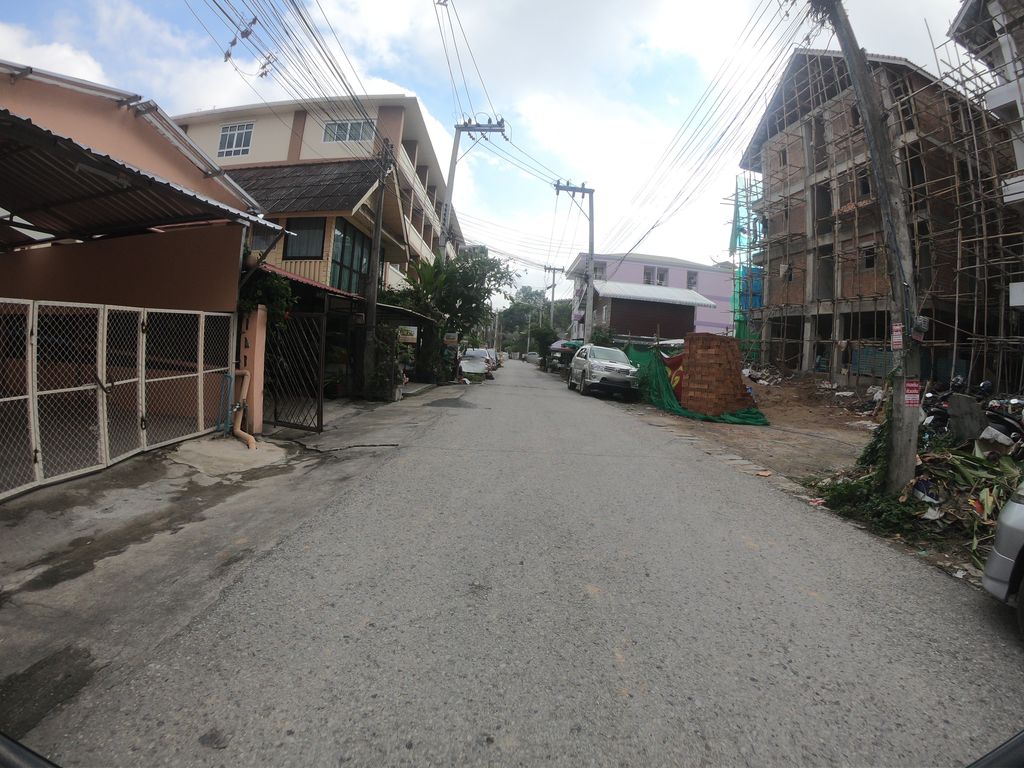ภาพถนนตรงที่ ครัวอินทำ ตั้งอยู่ ถ่ายโดย chanuwath_grab พ.ศ. 2562 (2019) · A street-level view of where ครัวอินทำ · Khruaintham stands, by chanuwath_grab in 2562 (2019)