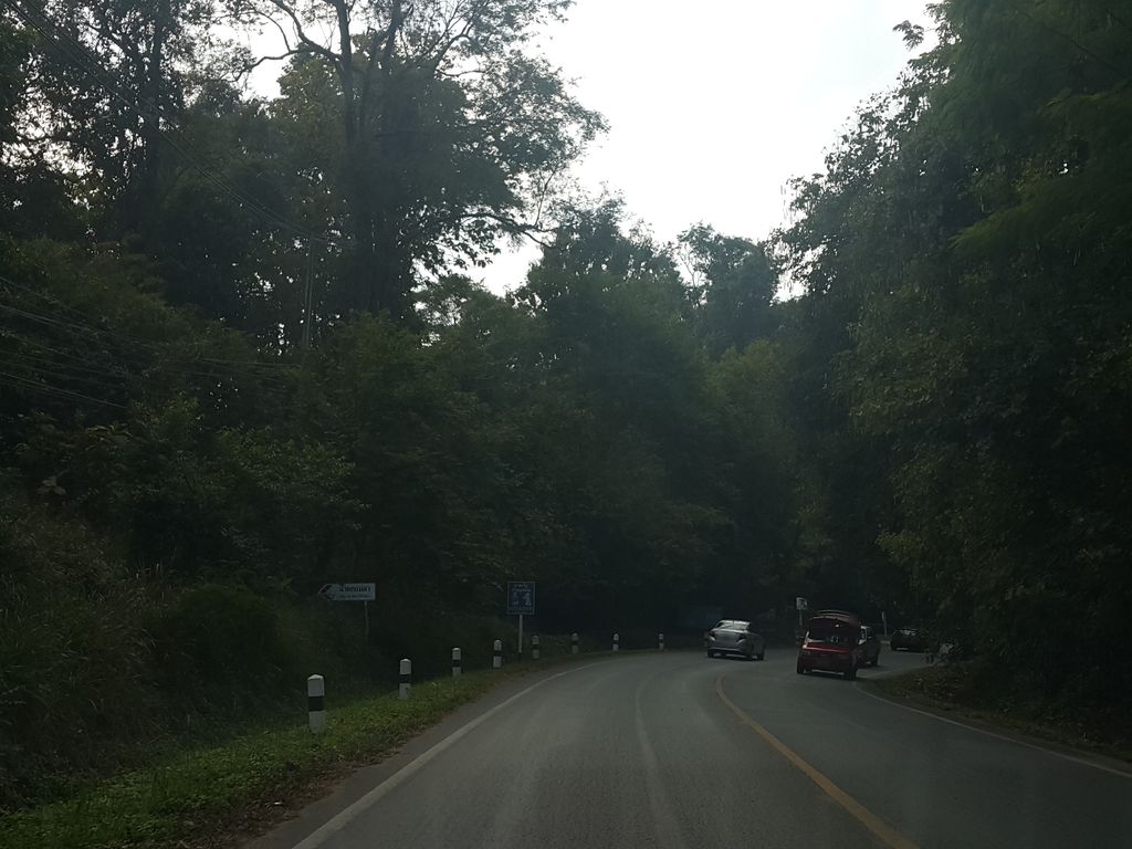 ภาพถนนตรงที่ Maesa Greenery Hill ตั้งอยู่ ถ่ายโดย jrcarlsen พ.ศ. 2558 (2015) · A street-level view of where Maesa Greenery Hill stands, by jrcarlsen in 2558 (2015)