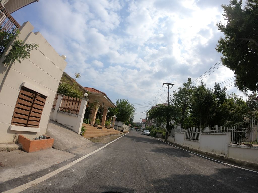 ภาพถนนตรงที่ ลักษณ์ปลาเผา ตั้งอยู่ ถ่ายโดย chanuwath_grab พ.ศ. 2562 (2019) · A street-level view of where ลักษณ์ปลาเผา · Laksaplaphao stands, by chanuwath_grab in 2562 (2019)