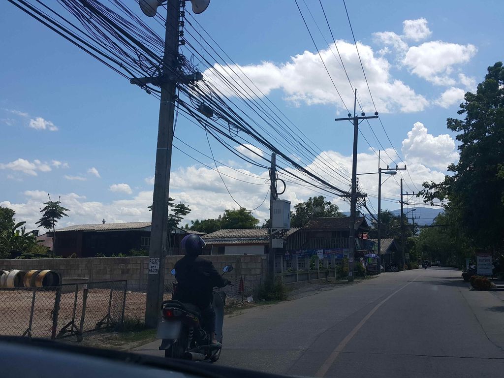 ภาพถนนตรงที่ Kao Munz Gai ตั้งอยู่ ถ่ายโดย jrcarlsen พ.ศ. 2558 (2015) · A street-level view of where Kao Munz Gai stands, by jrcarlsen in 2558 (2015)