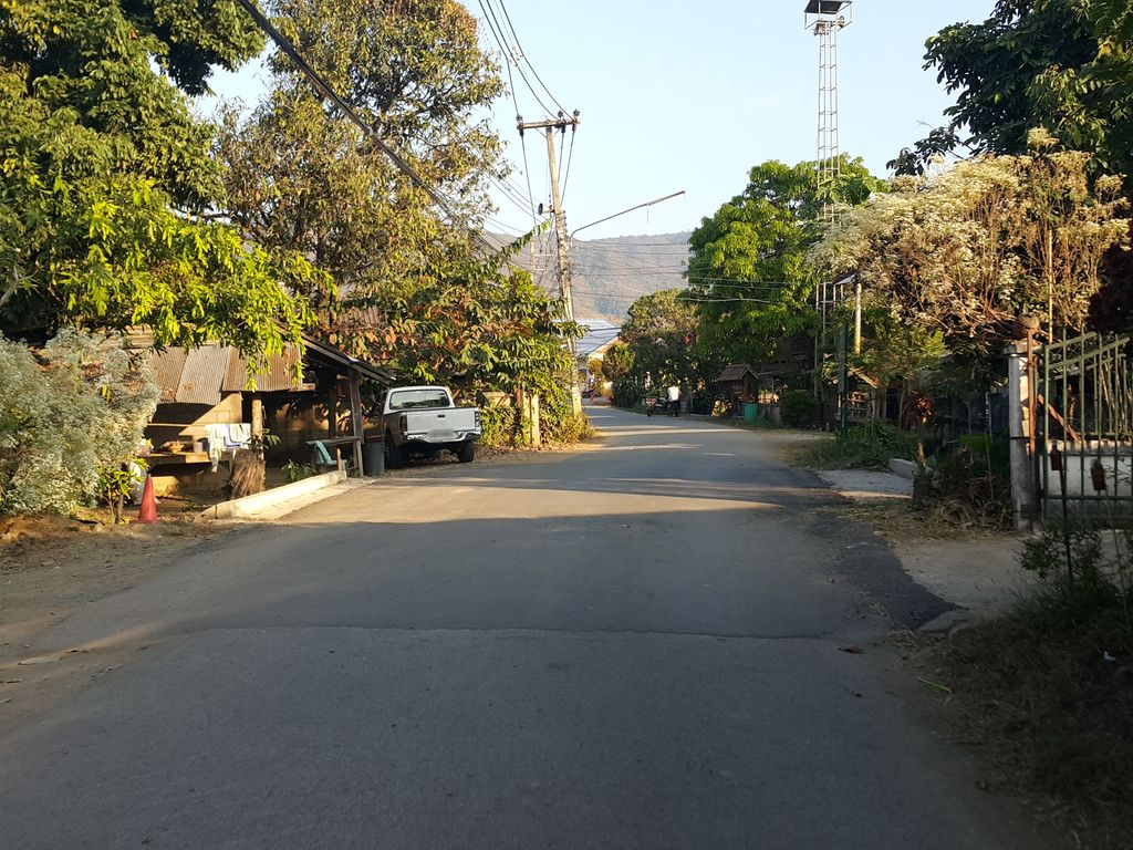 ภาพถนนตรงที่ SIP 40 ตั้งอยู่ ถ่ายโดย jrcarlsen พ.ศ. 2558 (2015) · A street-level view of where SIP 40 stands, by jrcarlsen in 2558 (2015)