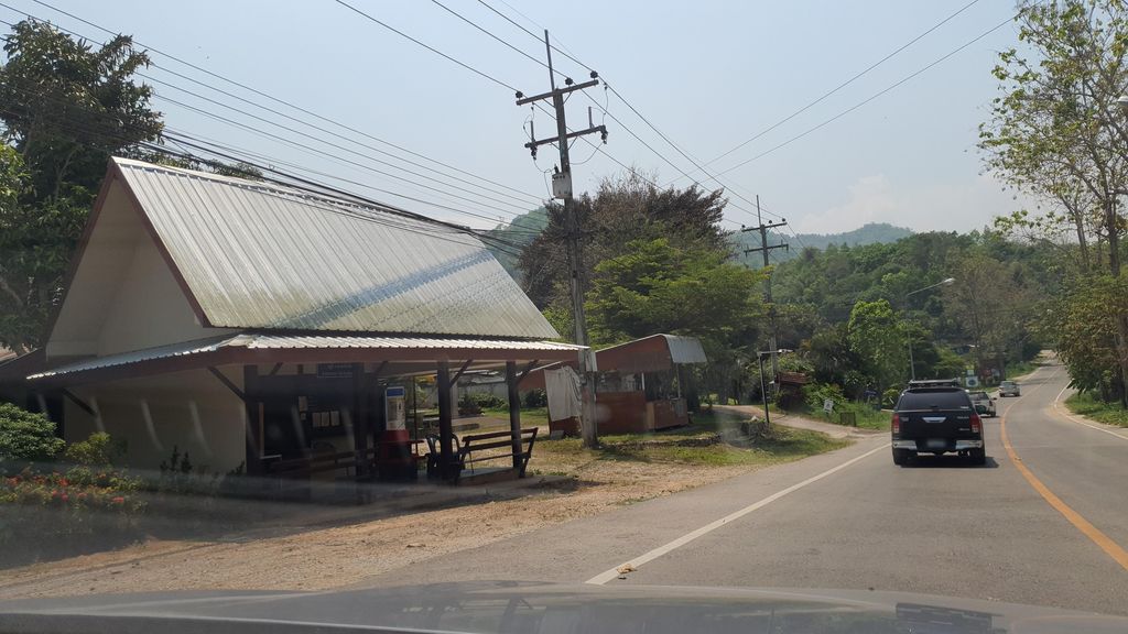 ภาพถนนตรงที่ Thanatcha タナチャ ตั้งอยู่ ถ่ายโดย jrcarlsen พ.ศ. 2565 (2022) · A street-level view of where Thanatcha タナチャ stands, by jrcarlsen in 2565 (2022)