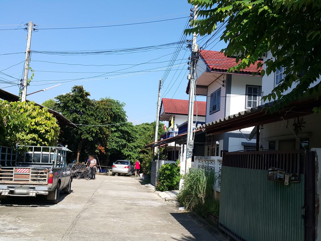ภาพถนนตรงที่ หมู่บ้านขวัญนครพิงค์ ตั้งอยู่ ถ่ายโดย jrcarlsen พ.ศ. 2558 (2015) · A street-level view of where หมู่บ้านขวัญนครพิงค์ · Khwan Nakhon Ping Village stands, by jrcarlsen in 2558 (2015)