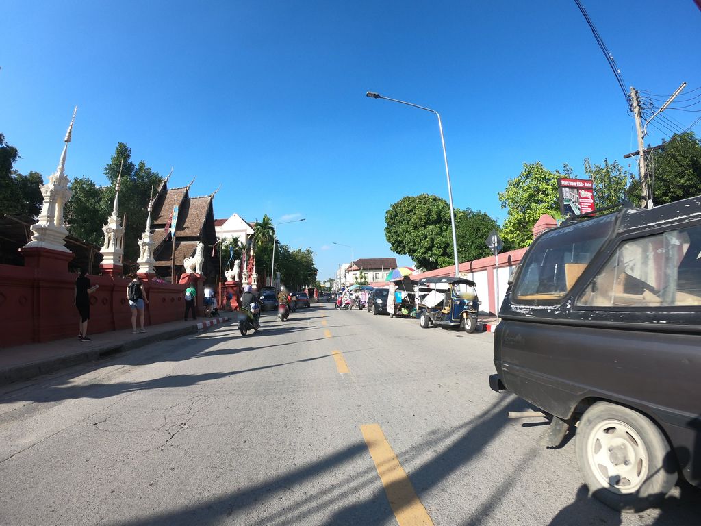 ภาพถนนตรงที่ Temple lac lanternes CM ตั้งอยู่ ถ่ายโดย chanuwath_grab พ.ศ. 2562 (2019) · A street-level view of where Temple lac lanternes CM stands, by chanuwath_grab in 2562 (2019)