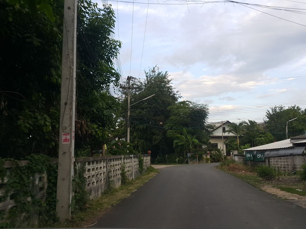 ภาพถนนตรงที่ วัดสันต้นเปา ตั้งอยู่ ถ่ายโดย jrcarlsen พ.ศ. 2558 (2015) · A street-level view of where วัดสันต้นเปา · Wat San Ton Pao stands, by jrcarlsen in 2558 (2015)