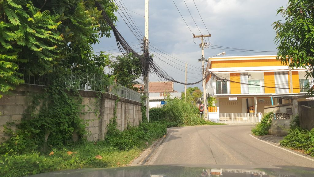 ภาพถนนตรงที่ ศูนย์ติดตั้งฟิล์มกันรอยรถยนต์ SScar Garage สาขา เชียงใหม่ ตั้งอยู่ ถ่ายโดย jrcarlsen พ.ศ. 2565 (2022) · A street-level view of where ศูนย์ติดตั้งฟิล์มกันรอยรถยนต์ SScar Garage สาขา เชียงใหม่ stands, by jrcarlsen in 2565 (2022)