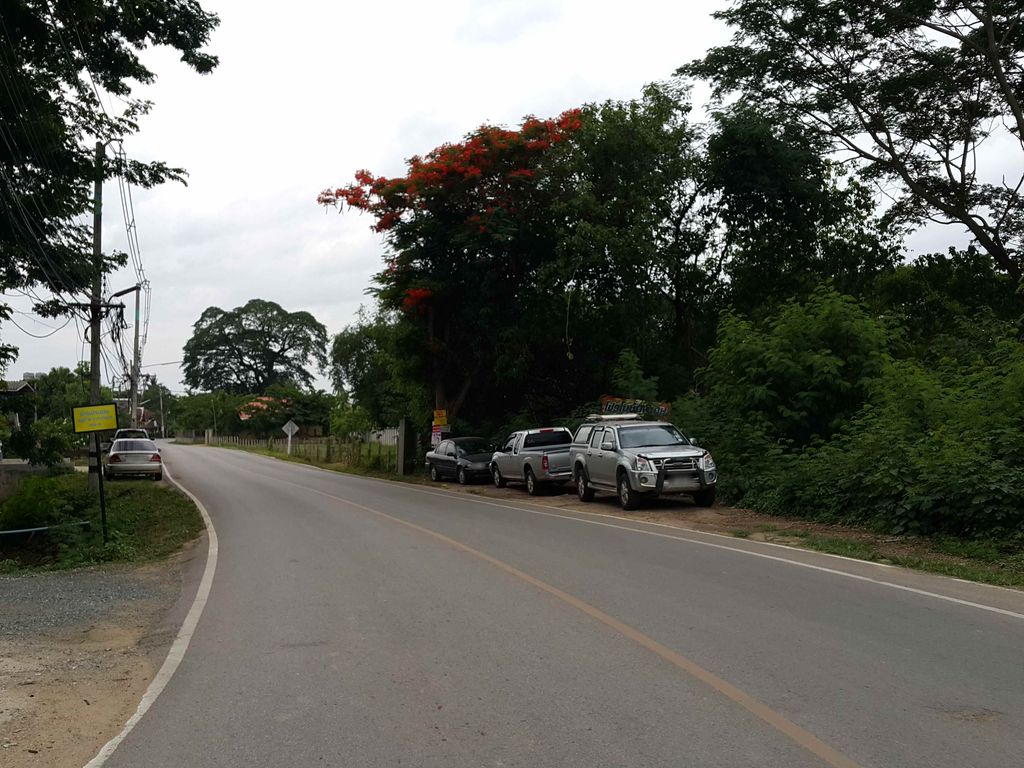 ภาพถนนตรงที่ New Chiangmai Travel ตั้งอยู่ ถ่ายโดย jrcarlsen พ.ศ. 2558 (2015) · A street-level view of where New Chiangmai Travel stands, by jrcarlsen in 2558 (2015)