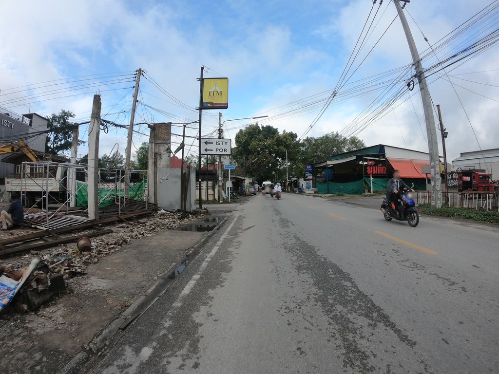 ภาพถนนตรงที่ Big Big Shabu ตั้งอยู่ ถ่ายโดย chanuwath_grab พ.ศ. 2562 (2019) · A street-level view of where Big Big Shabu stands, by chanuwath_grab in 2562 (2019)