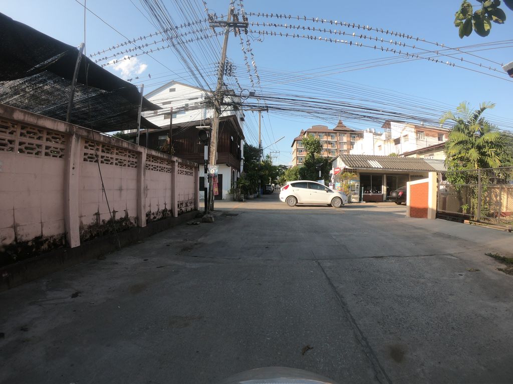 ภาพถนนตรงที่ Darai Nail & Beautg ตั้งอยู่ ถ่ายโดย chanuwath_grab พ.ศ. 2562 (2019) · A street-level view of where Darai Nail & Beautg stands, by chanuwath_grab in 2562 (2019)