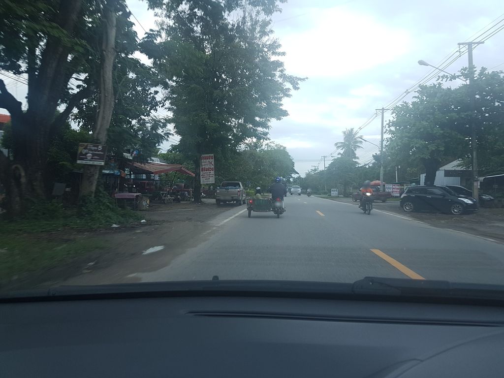 ภาพถนนตรงที่ 81 Mini Cafe ตั้งอยู่ ถ่ายโดย ekkarin พ.ศ. 2561 (2018) · A street-level view of where 81 Mini Cafe stands, by ekkarin in 2561 (2018)