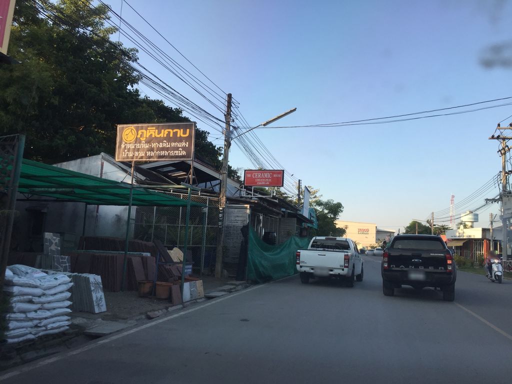 ภาพถนนตรงที่ สวนแดงจินดา ตั้งอยู่ ถ่ายโดย kyoko พ.ศ. 2561 (2018) · A street-level view of where สวนแดงจินดา · Daeng Chinda Garden stands, by kyoko in 2561 (2018)