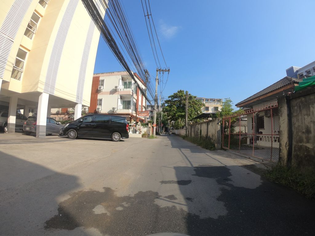 ภาพถนนตรงที่ หอพัก อัญชัน 2 ตั้งอยู่ ถ่ายโดย chanuwath_grab พ.ศ. 2562 (2019) · A street-level view of where หอพัก อัญชัน 2 · Anchan 2 Dormitory stands, by chanuwath_grab in 2562 (2019)