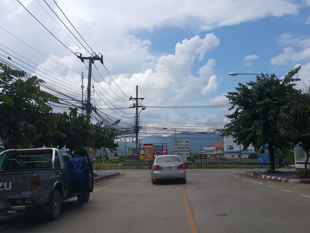 ภาพถนนตรงที่ ร้าน พร้าว คลังไฟฟ้า ตั้งอยู่ ถ่ายโดย jrcarlsen พ.ศ. 2558 (2015) · A street-level view of where ร้าน พร้าว คลังไฟฟ้า · Ran Phrao Khlangfaifa stands, by jrcarlsen in 2558 (2015)