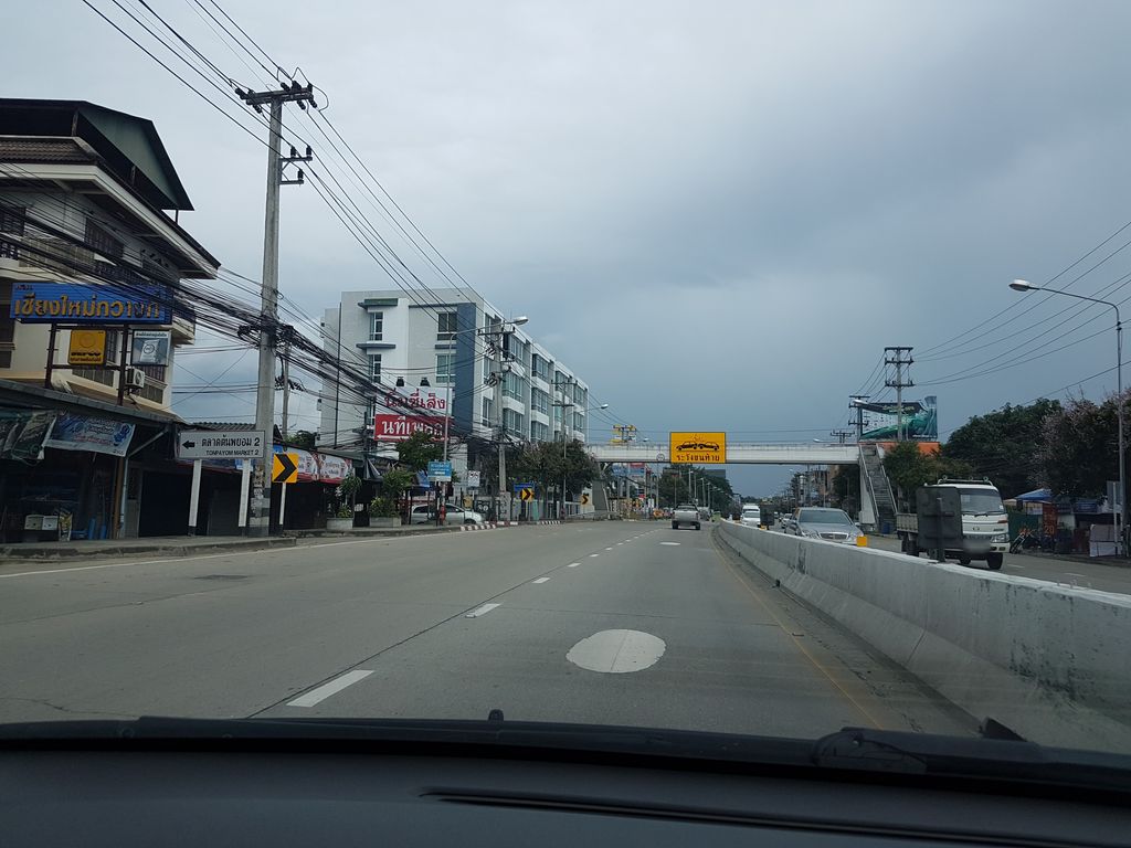 ภาพถนนตรงที่ ร้านยา แฮปปี้ ดรักส์ ตั้งอยู่ ถ่ายโดย ekkarin พ.ศ. 2561 (2018) · A street-level view of where ร้านยา แฮปปี้ ดรักส์ · Happy Drak Pharmacy stands, by ekkarin in 2561 (2018)