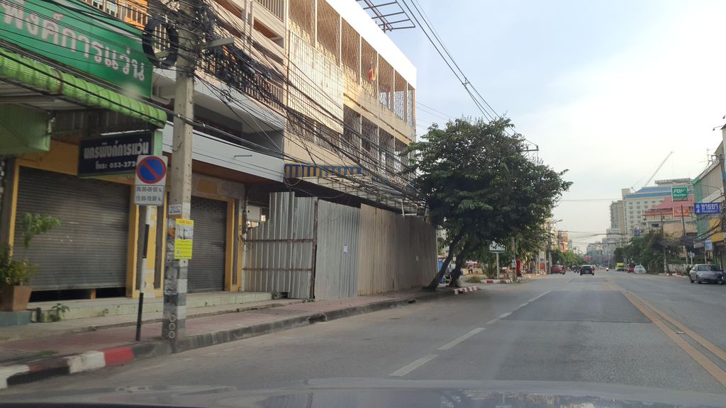 ภาพถนนตรงที่ วชิรวิทย์ เชียงใหม่ ช้างคลาน ตั้งอยู่ ถ่ายโดย jrcarlsen พ.ศ. 2564 (2021) · A street-level view of where วชิรวิทย์ เชียงใหม่ ช้างคลาน · Wachinwit Chiang Mai Chang Khlan stands, by jrcarlsen in 2564 (2021)