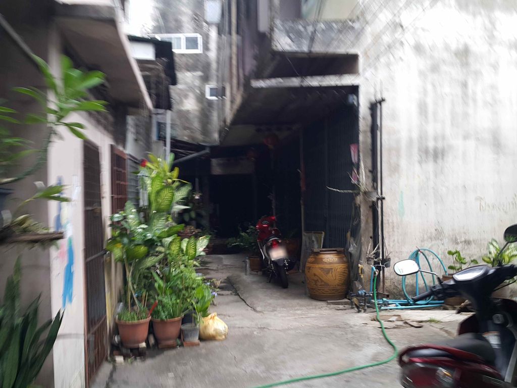 ภาพถนนตรงที่ เดอะเฮ้าส์ ตั้งอยู่ ถ่ายโดย jrcarlsen พ.ศ. 2558 (2015) · A street-level view of where เดอะเฮ้าส์ · The House stands, by jrcarlsen in 2558 (2015)
