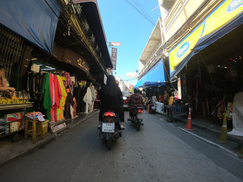 ภาพถนนตรงที่ Maha-Saan ตั้งอยู่ ถ่ายโดย chanuwath_grab พ.ศ. 2562 (2019) · A street-level view of where Maha-Saan stands, by chanuwath_grab in 2562 (2019)