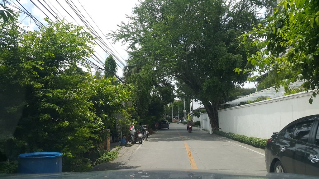 ภาพถนนตรงที่ Chez Nous Wat Ket ตั้งอยู่ ถ่ายโดย jrcarlsen พ.ศ. 2560 (2017) · A street-level view of where Chez Nous Wat Ket stands, by jrcarlsen in 2560 (2017)