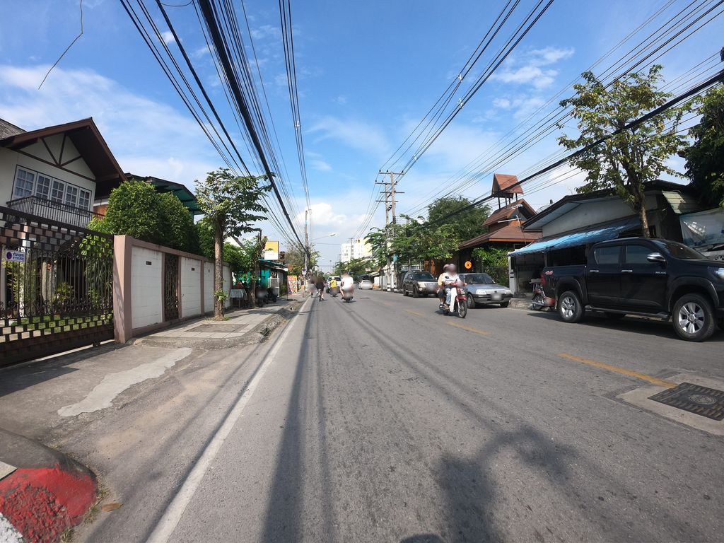 ภาพถนนตรงที่ สยามบาร์เบอร์ ถนนทิพย์เนตร ตั้งอยู่ ถ่ายโดย chanuwath_grab พ.ศ. 2562 (2019) · A street-level view of where สยามบาร์เบอร์ ถนนทิพย์เนตร · Sayam Barber Thanon Thipnet stands, by chanuwath_grab in 2562 (2019)
