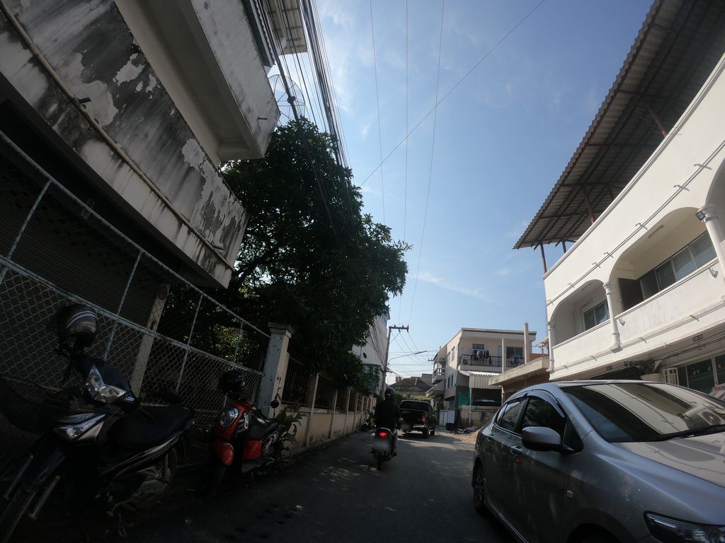 ภาพถนนตรงที่ นิยาดา ผ้ากันเปื้อน ตั้งอยู่ ถ่ายโดย chanuwath_grab พ.ศ. 2562 (2019) · A street-level view of where นิยาดา ผ้ากันเปื้อน · Niyada Phakanpuean stands, by chanuwath_grab in 2562 (2019)