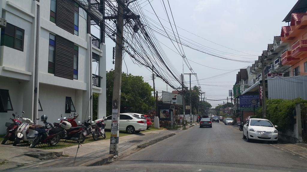 ภาพถนนตรงที่ เบอร์โค่ - Burco ตั้งอยู่ ถ่ายโดย jrcarlsen พ.ศ. 2560 (2017) · A street-level view of where เบอร์โค่ - Burco stands, by jrcarlsen in 2560 (2017)