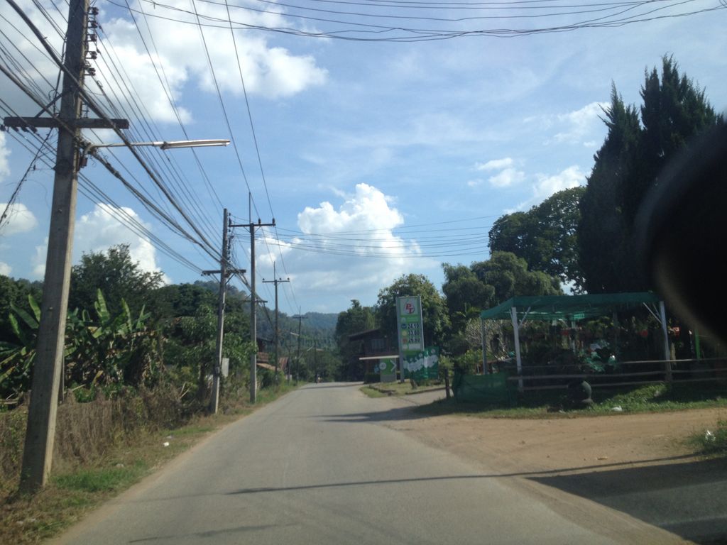 ภาพถนนตรงที่ สหชัยมอเตอร์ ตั้งอยู่ ถ่ายโดย jimwatana พ.ศ. 2558 (2015) · A street-level view of where สหชัยมอเตอร์ · Sahachaimotoe stands, by jimwatana in 2558 (2015)