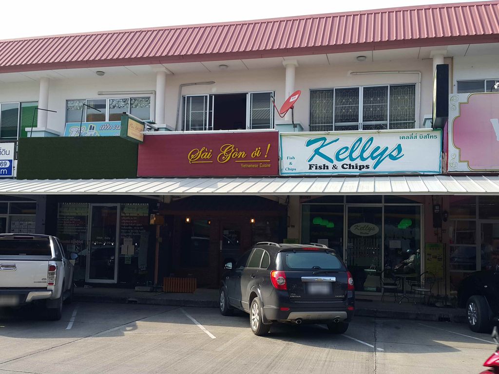 ภาพถนนตรงที่ Kelly's Fish and Chips ตั้งอยู่ ถ่ายโดย jrcarlsen พ.ศ. 2558 (2015) · A street-level view of where Kelly's Fish and Chips stands, by jrcarlsen in 2558 (2015)