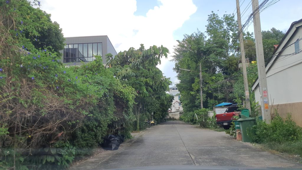ภาพถนนตรงที่ Boutique Apartment Chiangmai ตั้งอยู่ ถ่ายโดย jrcarlsen พ.ศ. 2565 (2022) · A street-level view of where Boutique Apartment Chiangmai stands, by jrcarlsen in 2565 (2022)