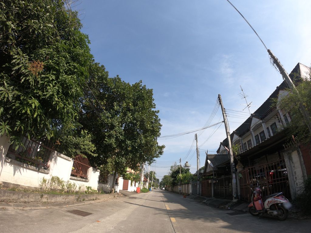 ภาพถนนตรงที่ ROOM_Lanna รูม_ลานนา ตั้งอยู่ ถ่ายโดย chanuwath_grab พ.ศ. 2562 (2019) · A street-level view of where ROOM_Lanna รูม_ลานนา stands, by chanuwath_grab in 2562 (2019)