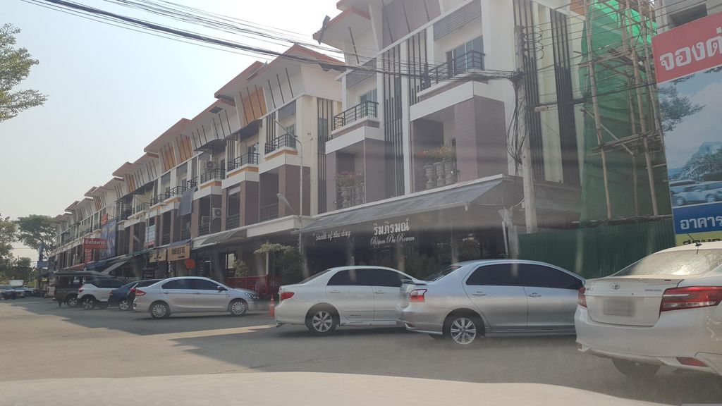 ภาพถนนตรงที่ Maerim Town ตั้งอยู่ ถ่ายโดย jrcarlsen พ.ศ. 2566 (2023) · A street-level view of where Maerim Town stands, by jrcarlsen in 2566 (2023)
