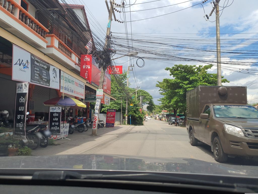 ภาพถนนตรงที่ ยายดาซ่อม-ป่ะผ้า เชียงใหม่ บ้านท่อ ตั้งอยู่ ถ่ายโดย jrcarlsen พ.ศ. 2566 (2023) · A street-level view of where ยายดาซ่อม-ป่ะผ้า เชียงใหม่ บ้านท่อ · Yaidatom-papha Chiang Mai Ban Tho stands, by jrcarlsen in 2566 (2023)